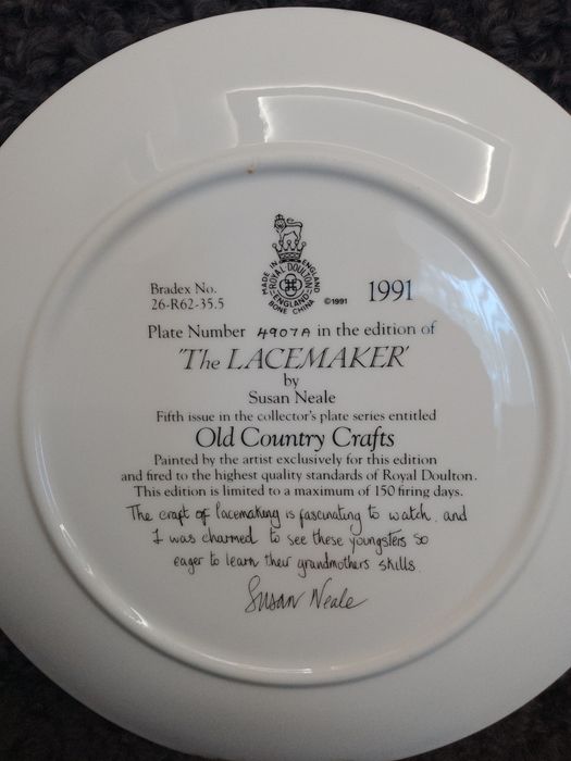 Три артикула - Кукла и две порцеланови чинии