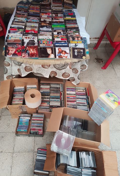 Colecție în jur de 400 cd uri originale cu artisti consacrati