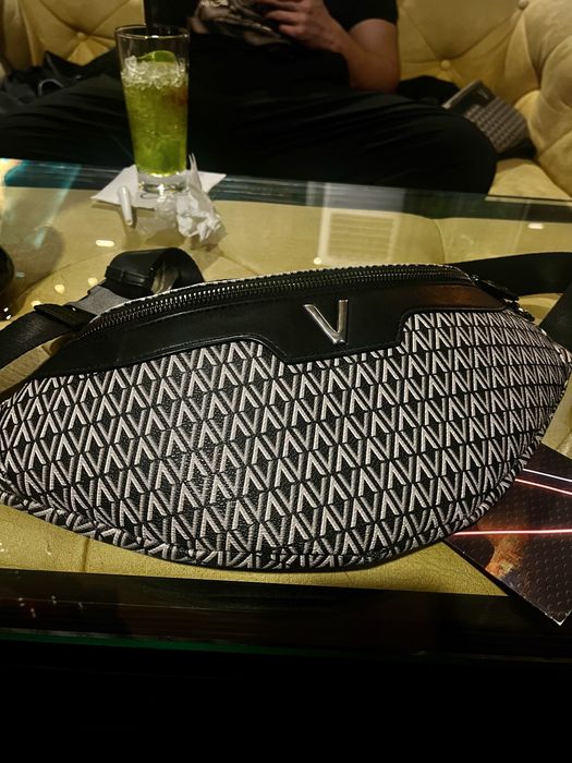 Оригинална чанта на Valentino Bumbag