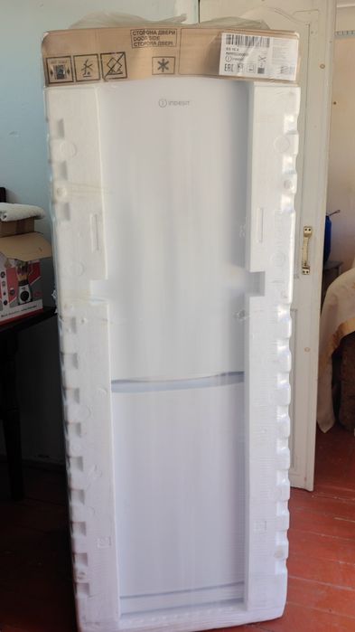 Холодильник Indesit ES 16A