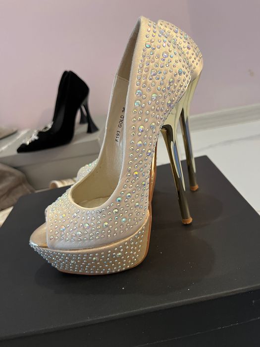 Уникални, златни токчета с камъни