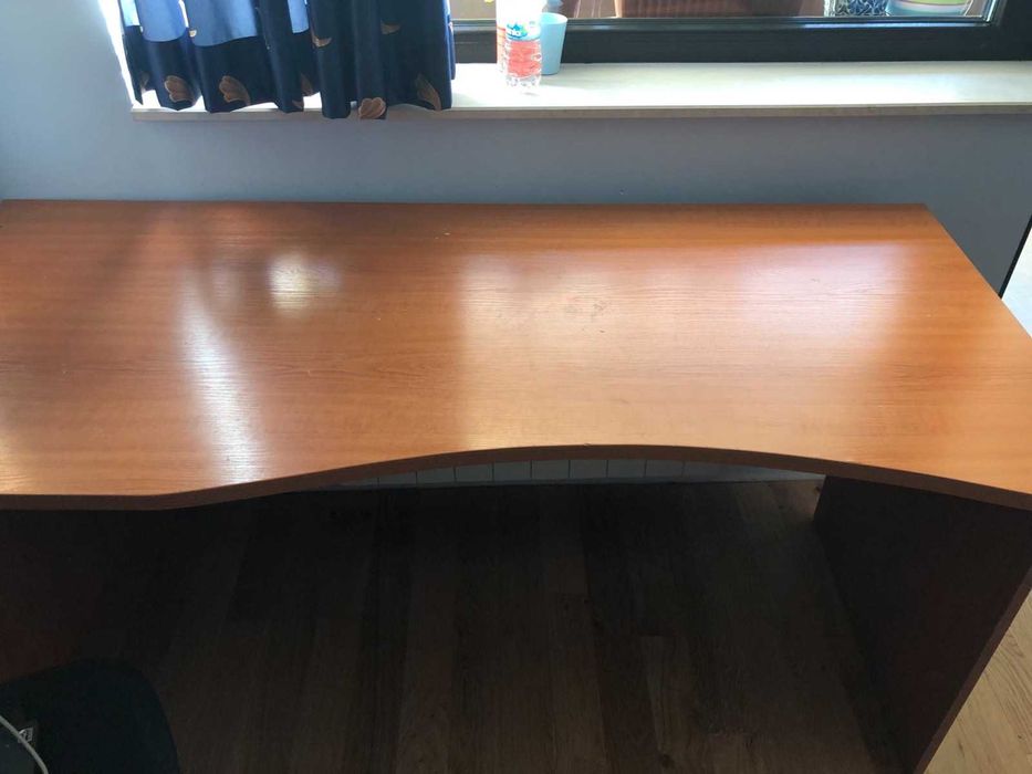 Удобно бюро и скрин