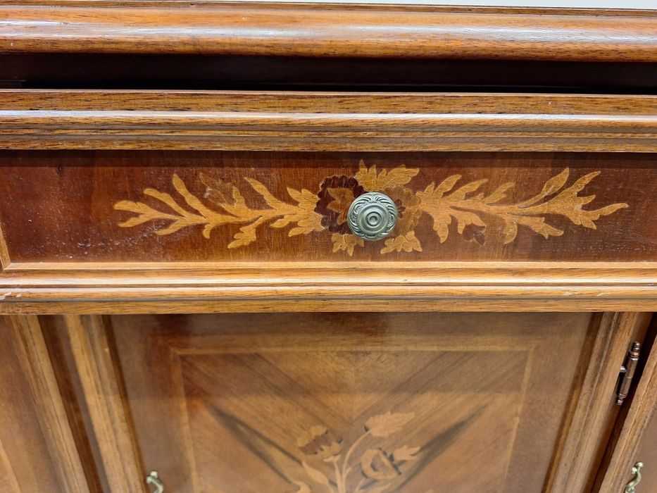 Луксозен комод, скрин, шкаф с богата Интарзия
