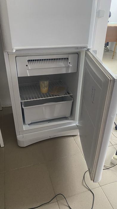 Продам холодильник indesit
