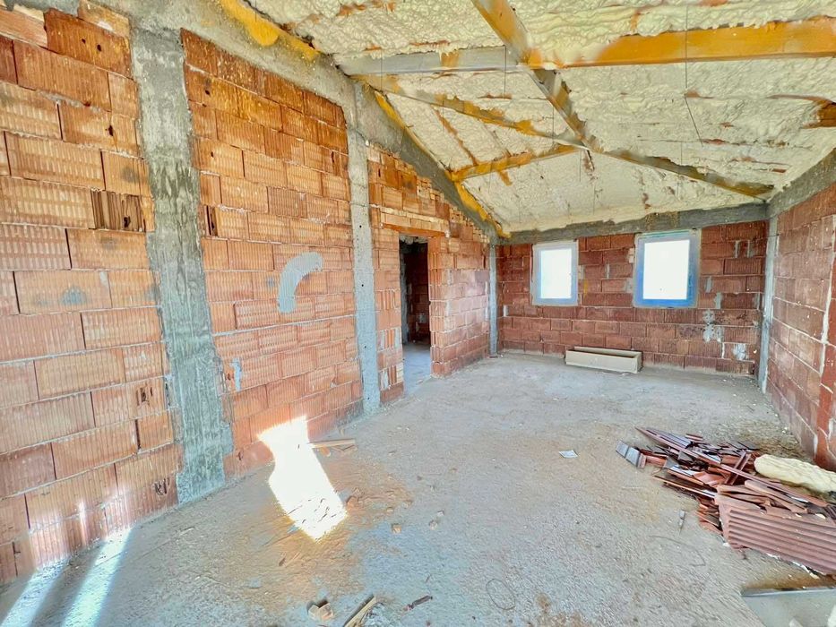 Двуетажна къща в село Писанец