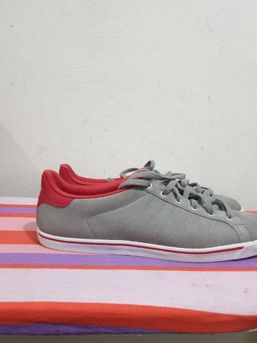 Adidas gri marca ADIDAS