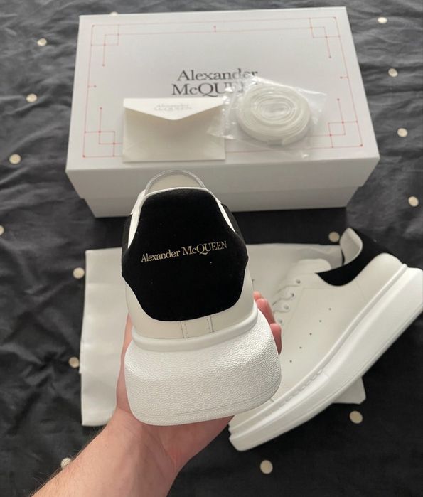 Se vinde Alexander McQueen