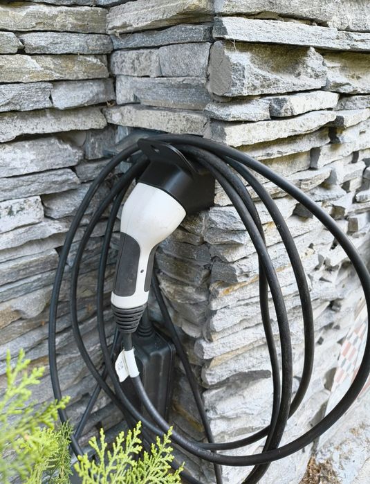 Монтажна стойка за стена за зарядно на електромобил / държач за кабел