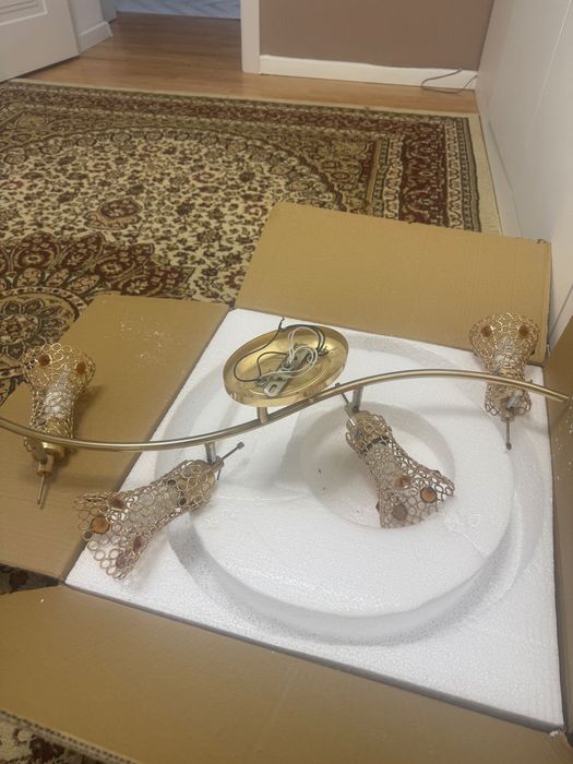 Продам люстру в прихожую