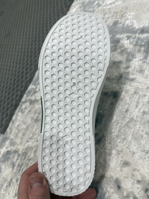 Продам новые кроссовки