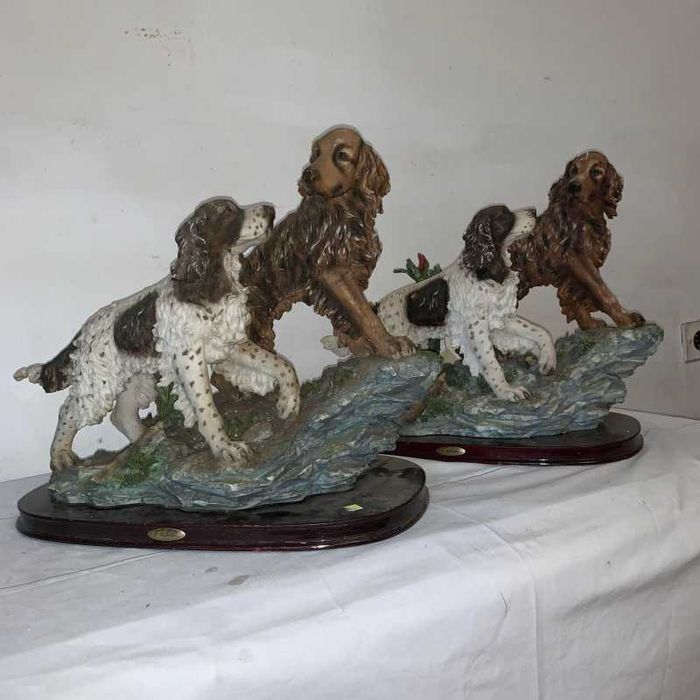 Statuie catei pe suport de lemn