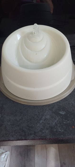 Vând adăpatoare fantana pentru câini și pisici 2 litr