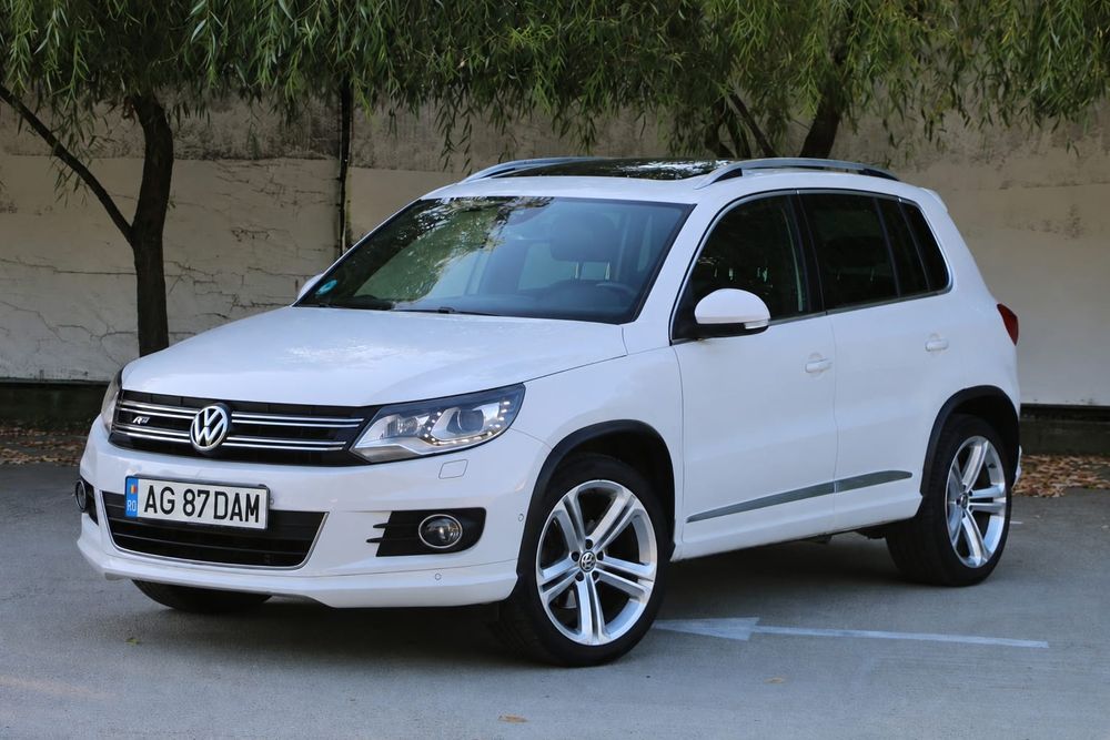 Volkswagen Tiguan / R-Line / Panoramic  / Lane Assist / Sign Assist