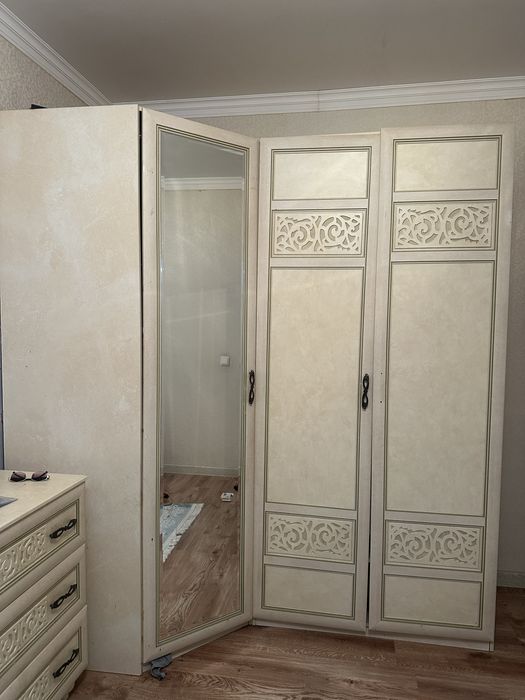 Шкаф,комод,айна,стол, стулья