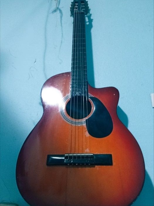 Akustik gitara sotiladi