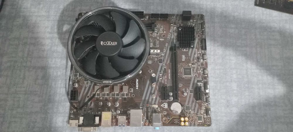 AMD 5 5600GT с кулером и материнкой