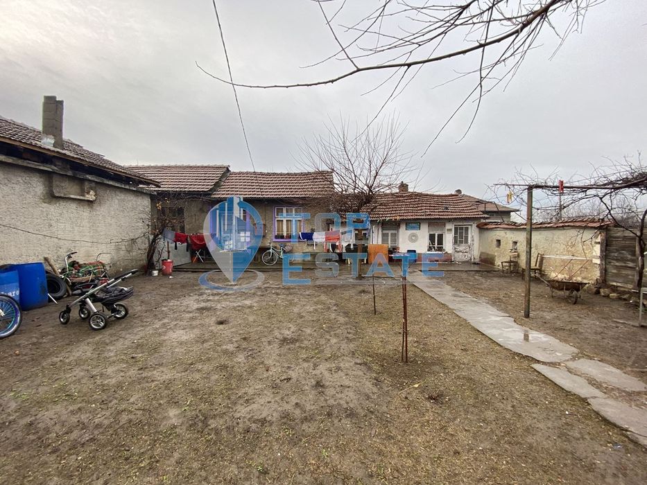 Тухлена къща с гараж и кладенец в гр. Горна Оряховица, област Велико