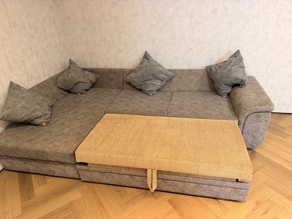 продам диван с 4 подушками (раскладной)