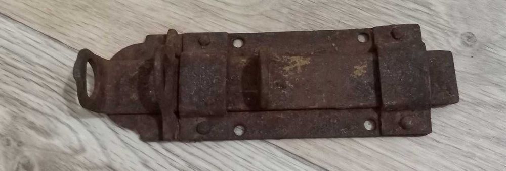 Продам задвижки на двери сарая с петлями под замок