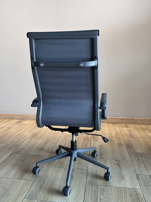 Офисное кресло..