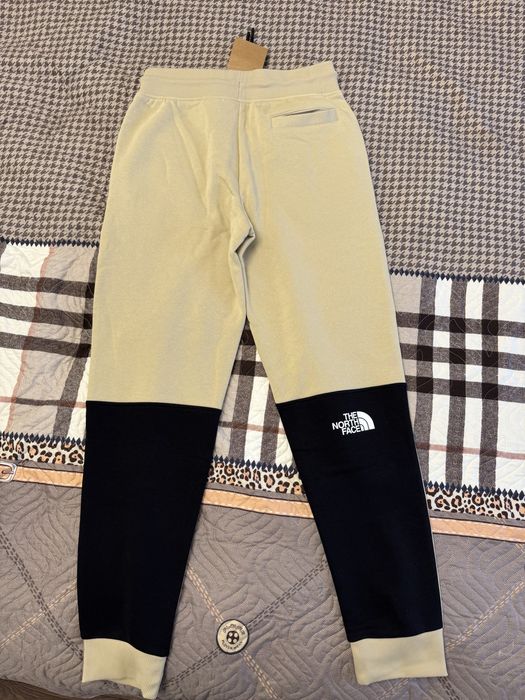 Vand pantaloni The North Face,noi cu eticheta