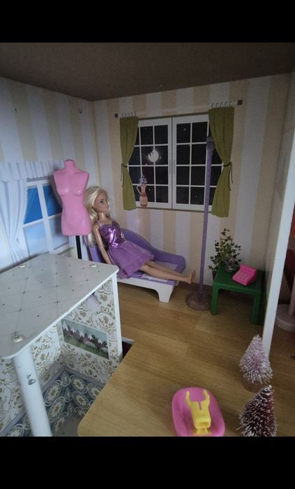 Casa de papusi + accesorii si papusi.