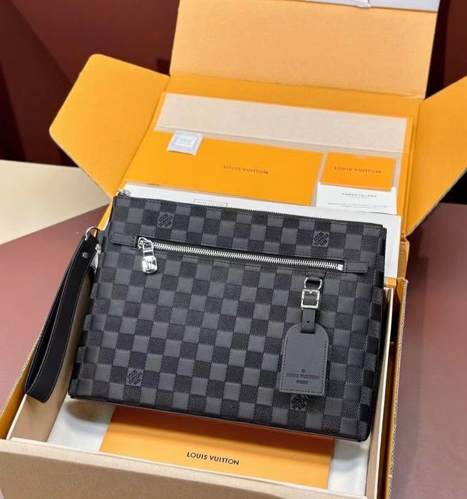 Чанта Louis Vuitton Takeoff Pouch