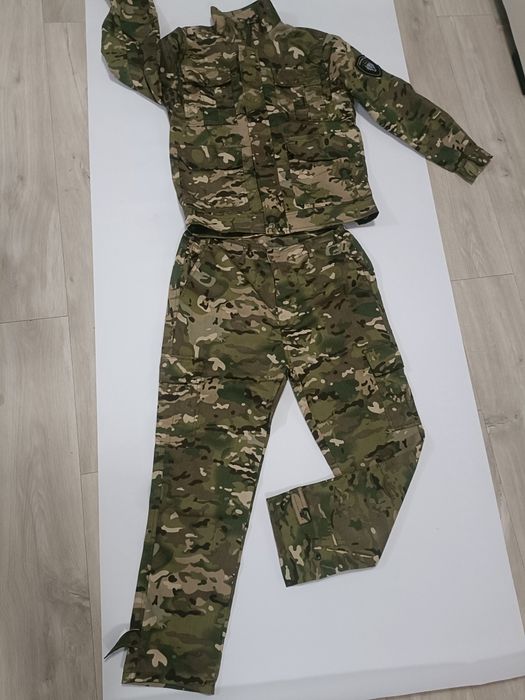 Set combat mărimea  M CA2412 
- compus din:
Geaca :
- lățime umeri= 52