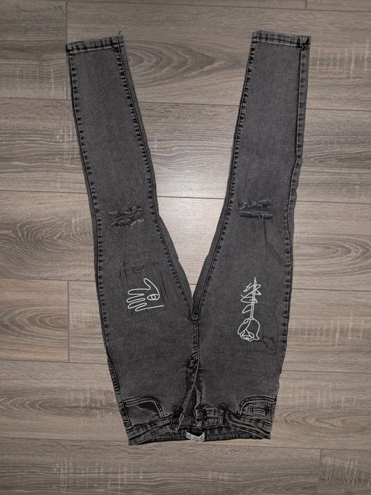 Дамски дънки тип "скини" (skinny) или с тесен крачол.