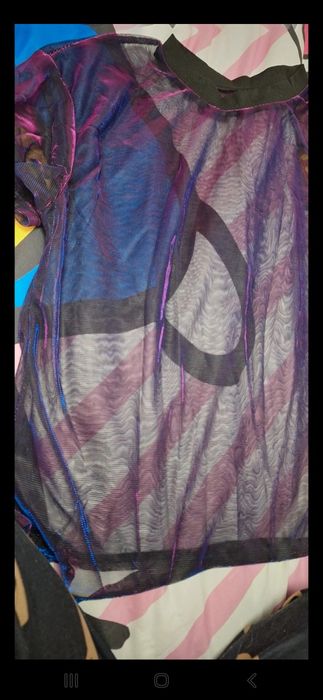 Tricou cu gât rotund ,din material tip plasa multicolora