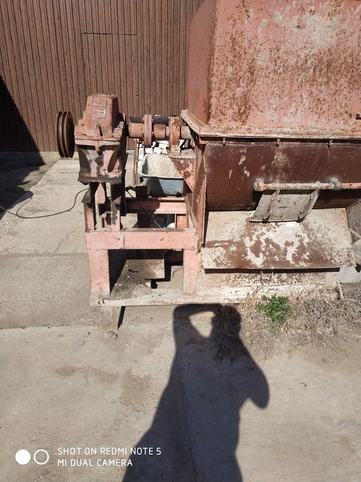 Бетоносмеситель вальцовый.