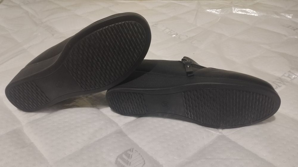 Женские чёрные туфли