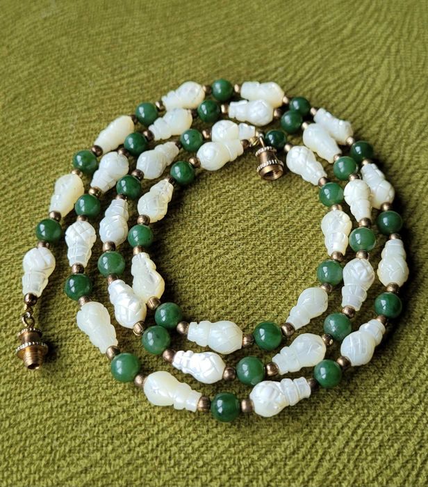 Colier vintage jad verde autentic si sidef sculptat