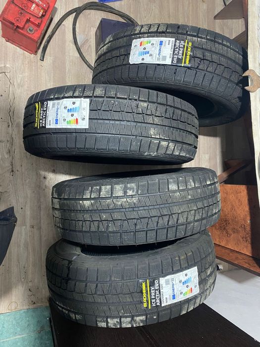 Шина 245/65/17 продам комплект новый