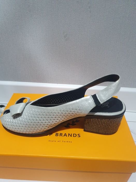 Босоножки кожанные