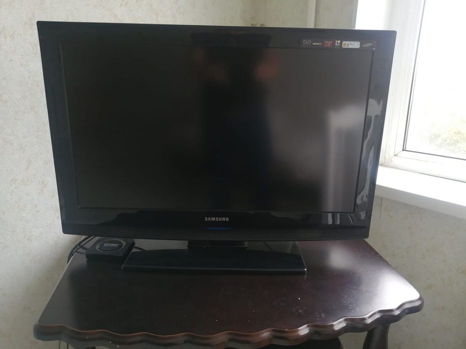 Телевизор и деревянная подставка