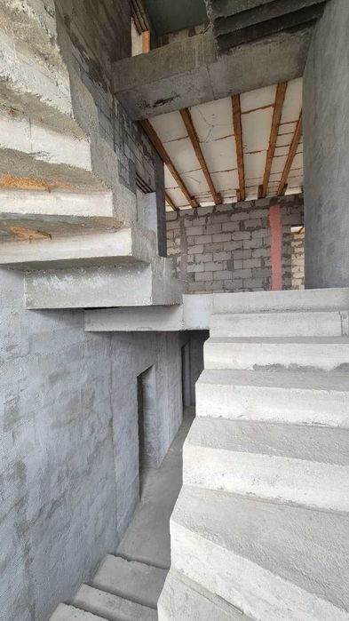 Прекрасный недострпоенный дом