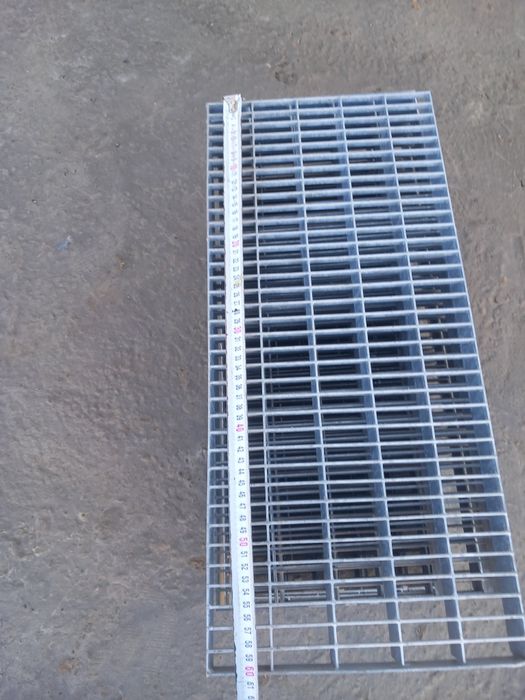 Vând trepte zincate la orice dimensiune pentru scări metalice facem la