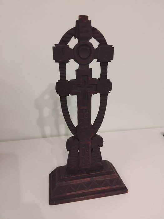 Cruce veche sculptată în lemn – artă populară românească