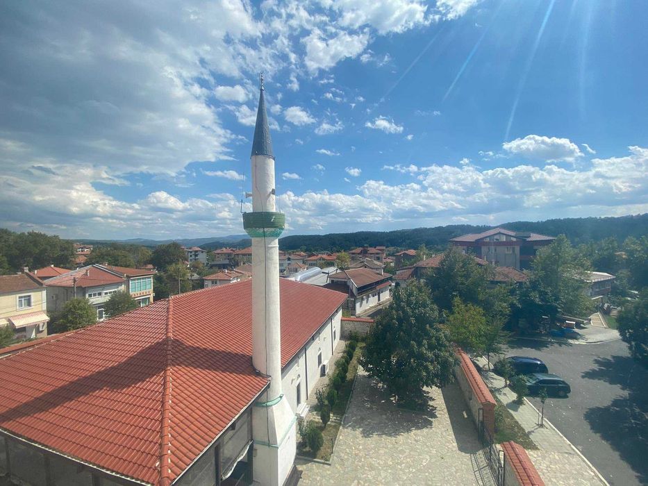 Половин етаж от сграда в центъра на гр. Джебел