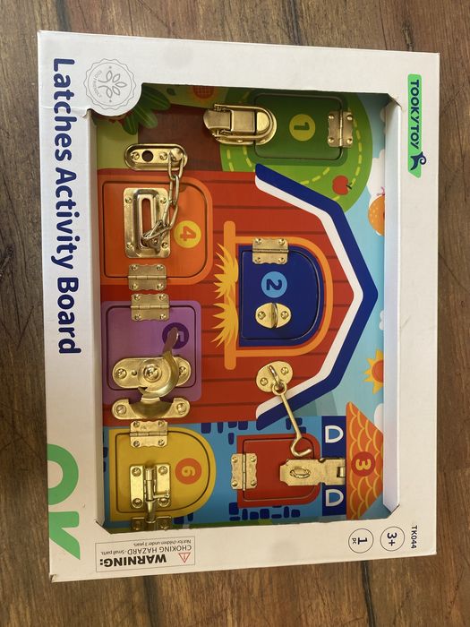 Дървена дъска с активности Tooky Toy - Резета и ключалки