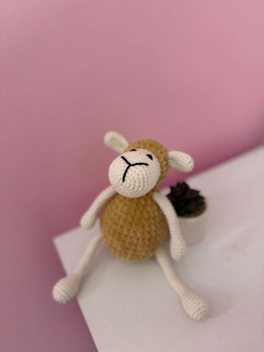 Ръчно плетена играчка - овца