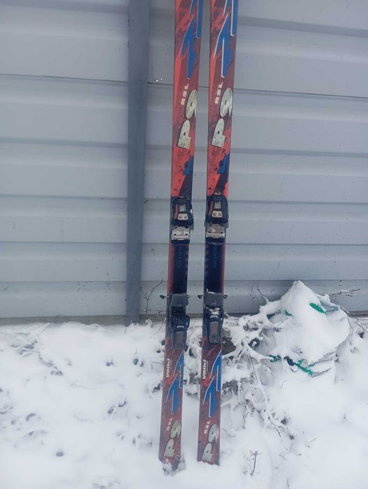 Vând schiuri și clapari