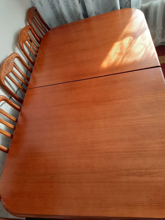 Продаю срочно стол гостевой