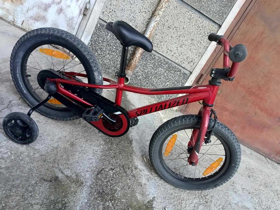 детси велосипед Specialized с опорни колела, които се махат
