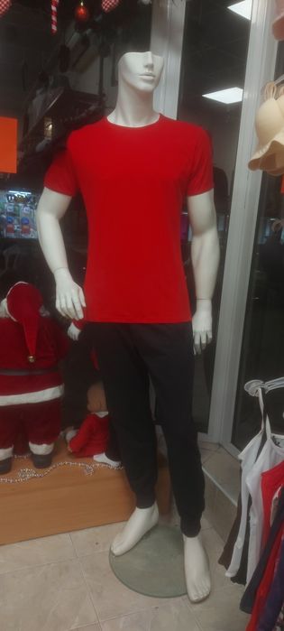 Тежък масивен манекен.Има лека забележки ,но все пак е ползван.