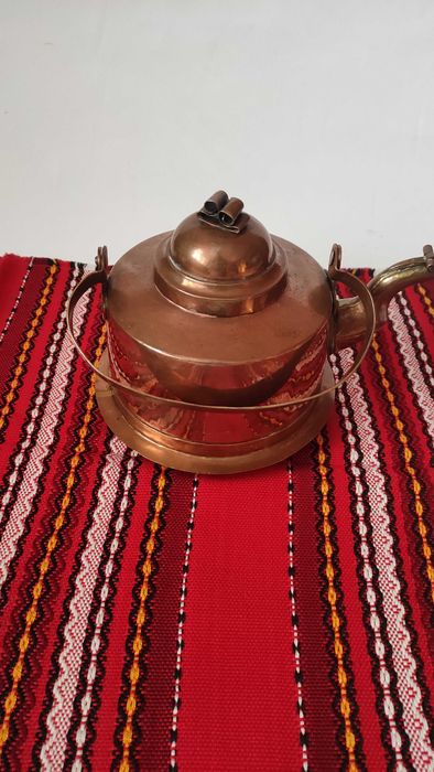 Стар меден чайник с подвижна дръжка и капаче на чучура