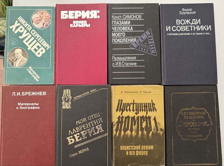 Много книг из домашней библиотеки.