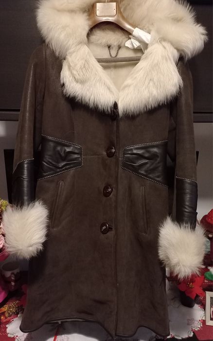 Vand cojoc de piele maro cu gluga si mansete de blana alba