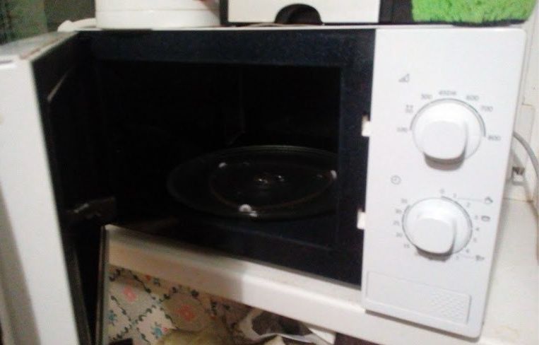 Продам на запчасти микроволновку
